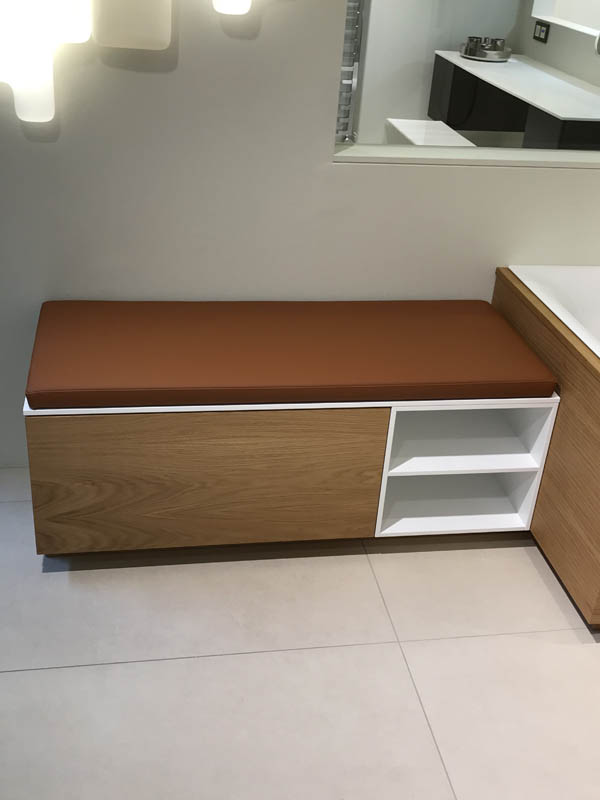 Bad hochwertig modern Badmöbel Sitzbank in Holzoptik und in weiß