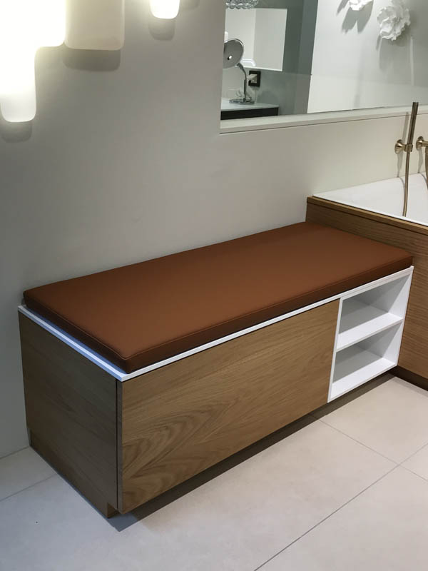 Bad hochwertig modern Badmöbel Sitzbank in Holzoptik und in weiß