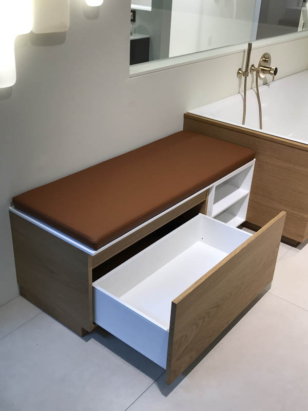 Bad hochwertig modern Badmöbel Sitzbank in Holzoptik und in weiß geöffneter Auszug