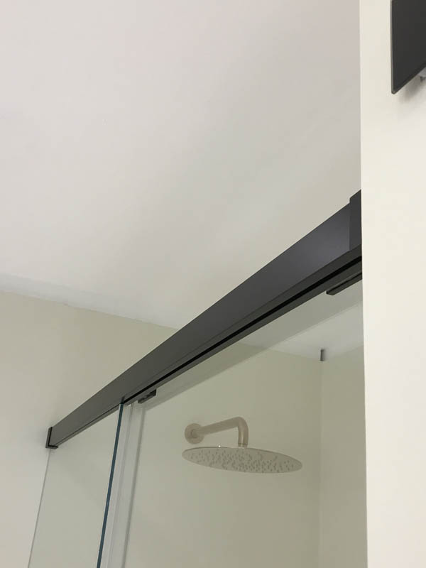 Bad hochwertig modern Duschbereich Glastrennwand Detail Duschwand-Profil in schwarz