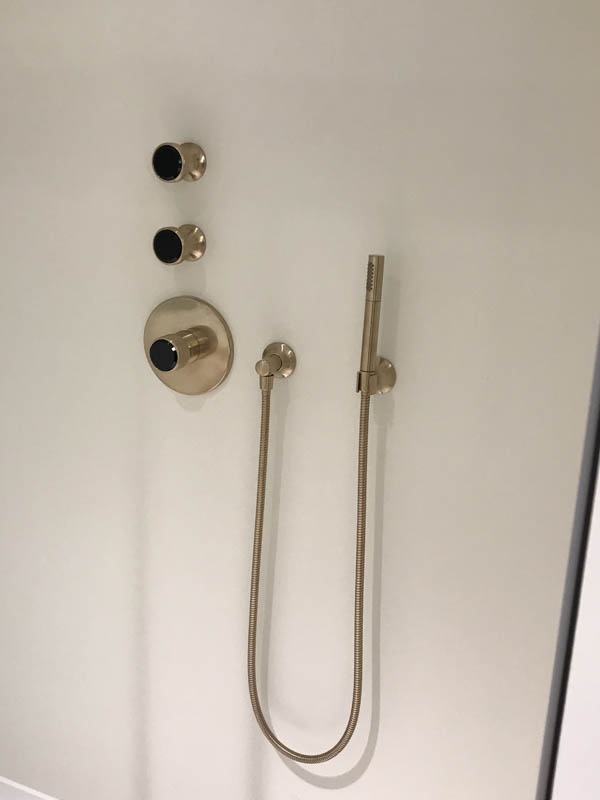 Bad hochwertig modern Duschbereich Armaturen goldfarben