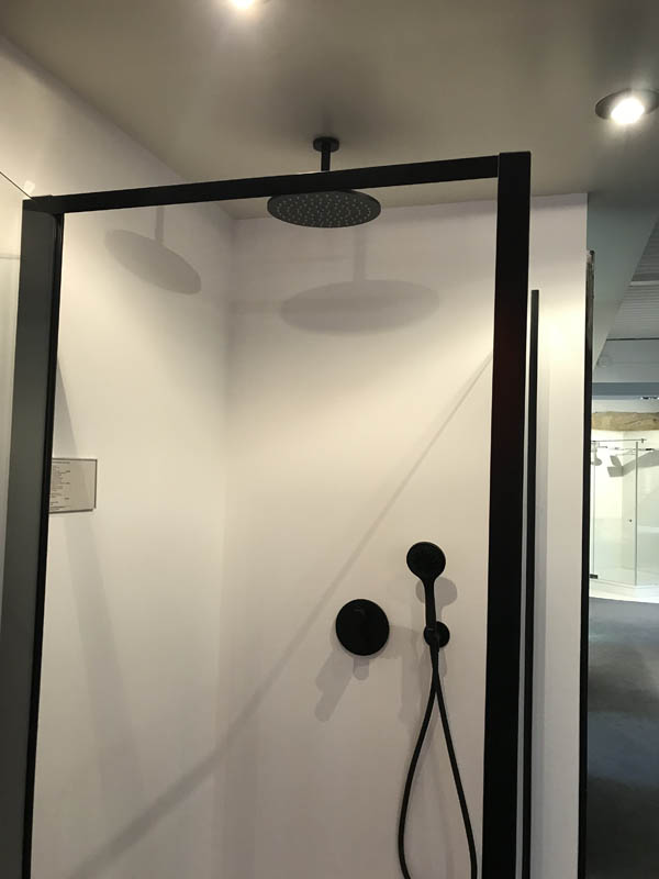 Bäderausstellung Ottenbruch Duschabtrennung Duschkabine schwarzer Rahmen