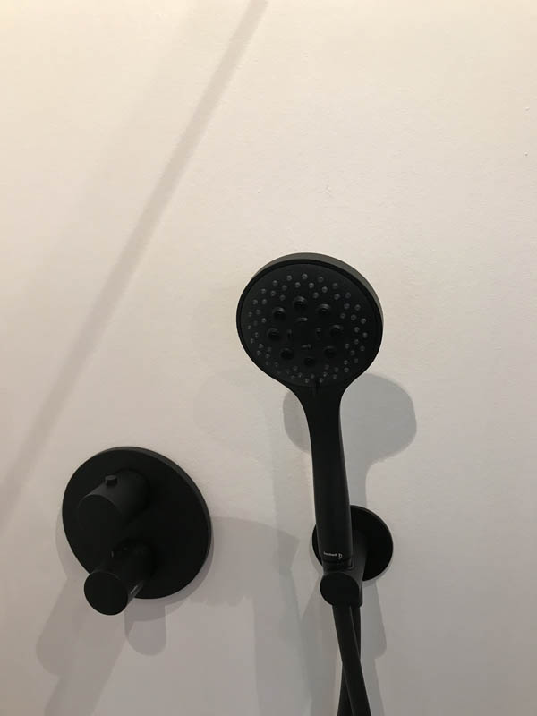 Bäderausstellung Ottenbruch Duschabtrennung Duschkabine Armatur in schwarz Handbrause