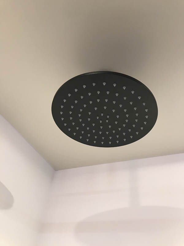 Bäderausstellung Ottenbruch Duschabtrennung Duschkabine Armatur in schwarz Duschkopf Regenwalddusche