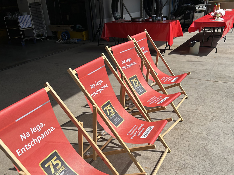 AfterWork-Grillparty im Sommer 2025 Liegestühle zum Entspannen