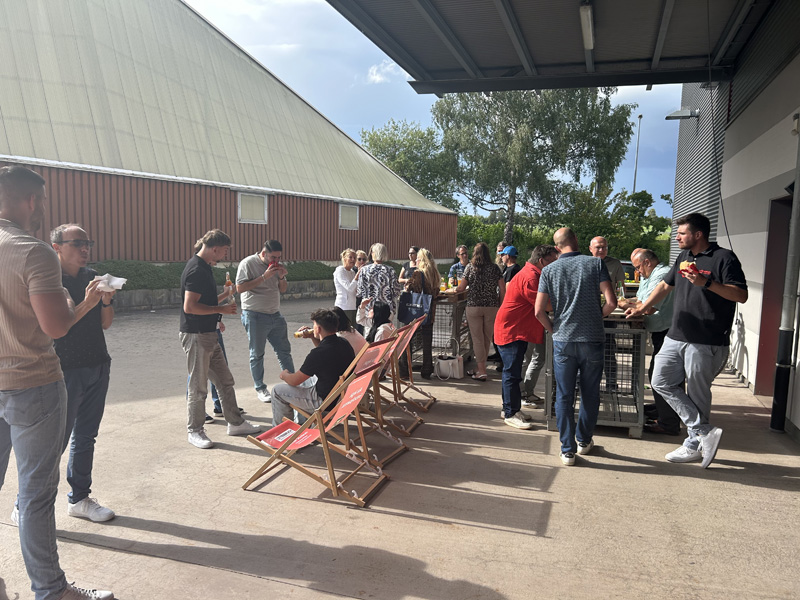 AfterWork-Grillparty im Sommer 2025 Lockere Atmosphäre nach der Arbeit bei einer leckeren Grillwurst