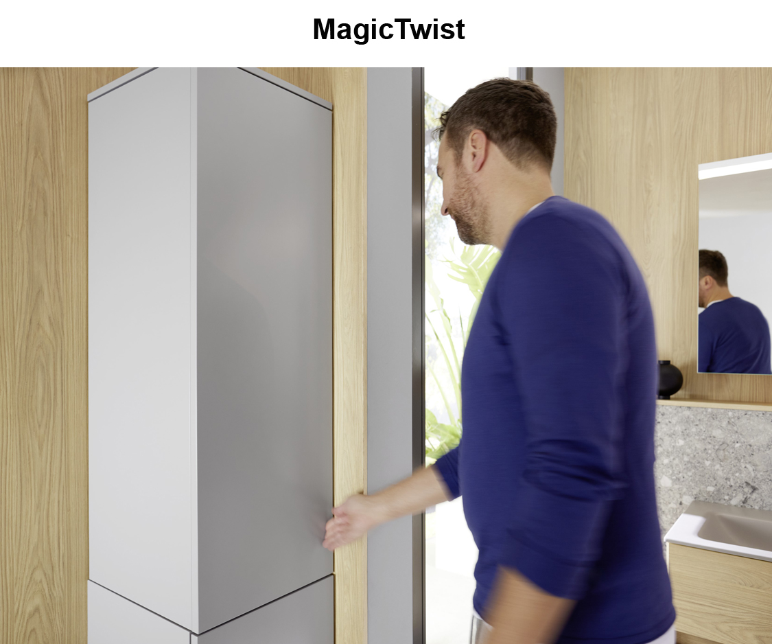 Hochschrank MagicTwist in hellgrau wird geöffnet