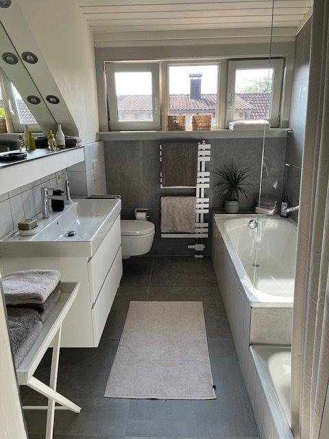 Referenzbild graues kleines Bad Dachschräge Waschtisch Badewanne Dusche Badheizkörper 