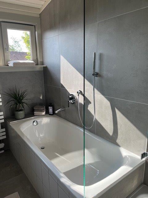 Referenzbild graues kleines Bad Dachschräge Badewanne eingebaut Armaturen in Chrom
