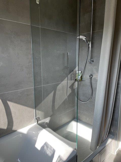 Referenzbild graues kleines Bad Dachschräge Dusche Glas-Trennwand Armaturen in Chrom